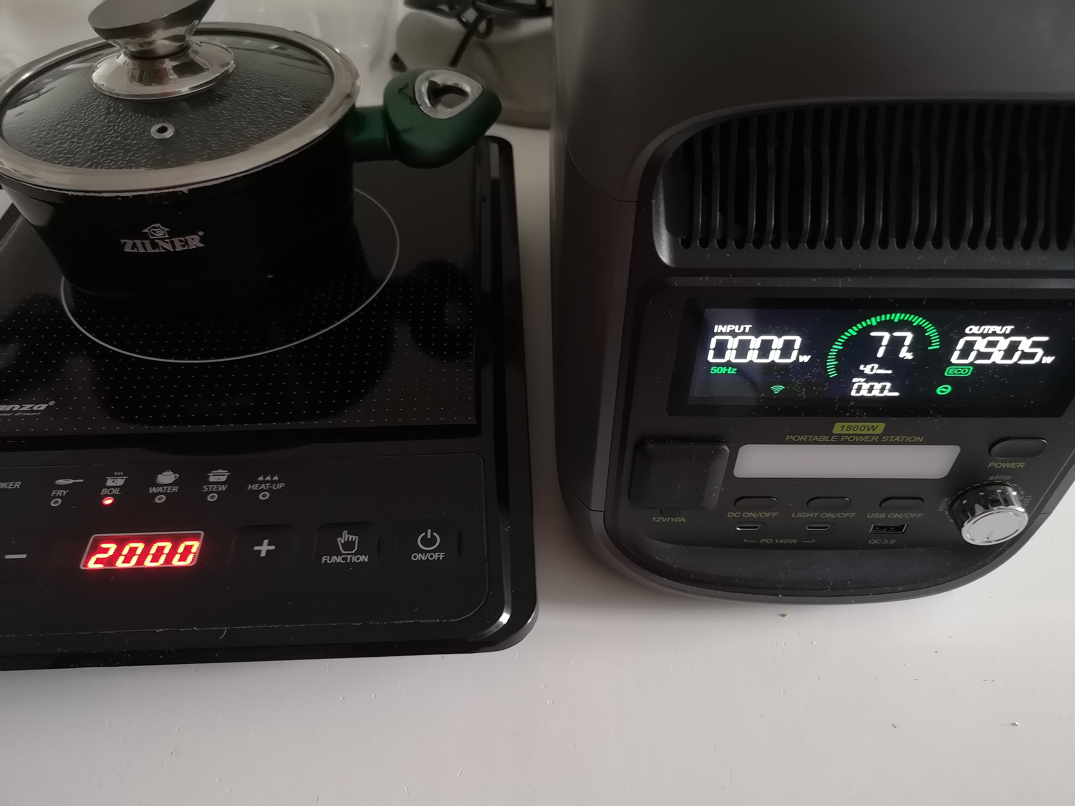 0.5 l wody = 9% akumulatora. Reszta spokojnie wystarczy na kawę, jajecznicę i wiele godzin pracy na laptopie