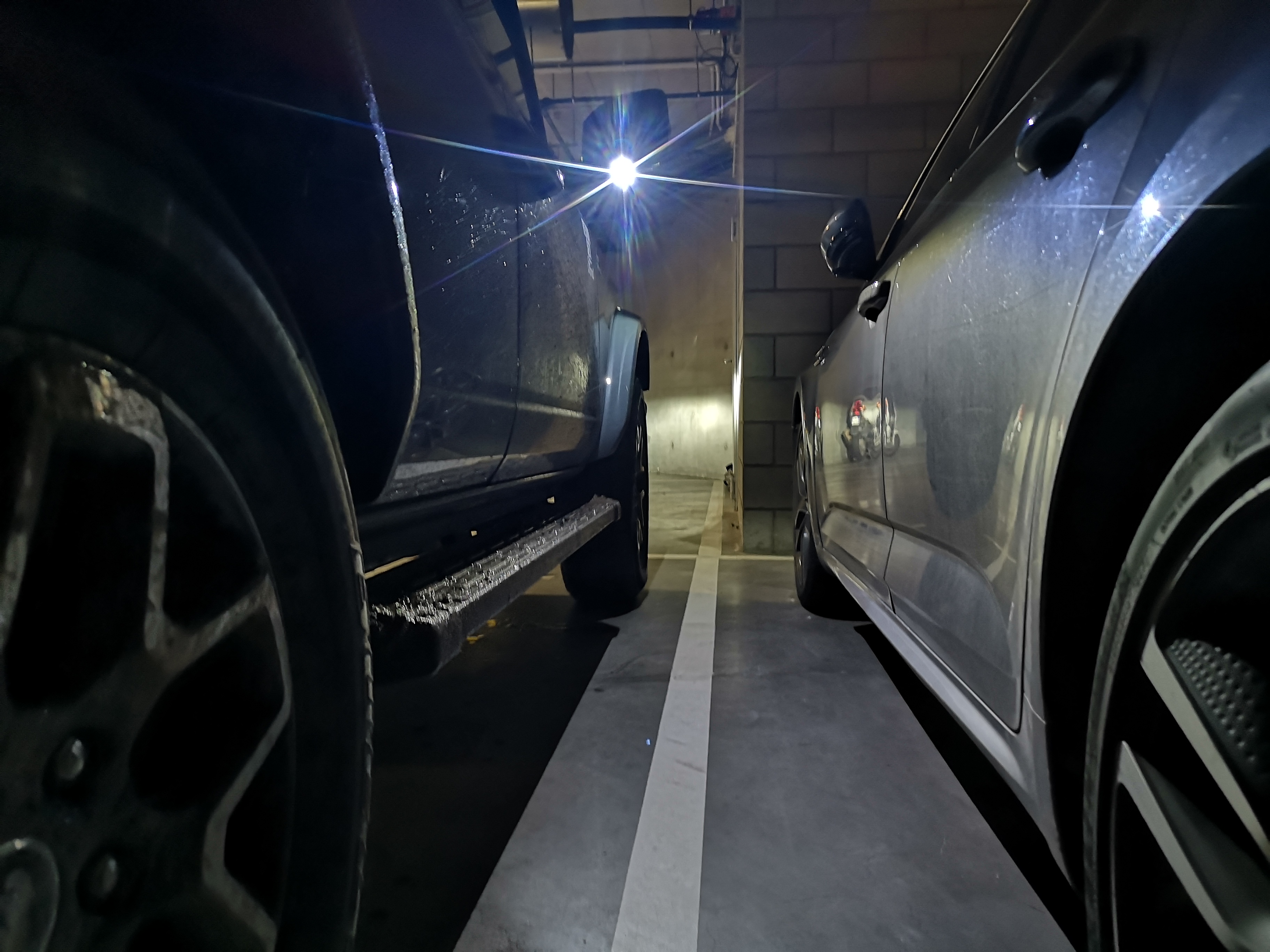 Masywne progi Bronco — pomagają przy wsiadaniu i chronią nadwozie przed parkingowymi przygodami
